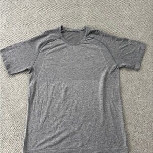 lululemon athletica Men's Heather Gray Short Sleeve Tee